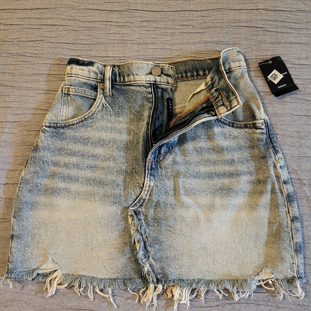 Brand new Lucky Brand denim skirt.